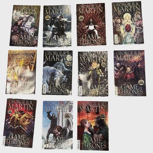 Może przedstawiać: Kolekcja dwunastu komiks&oacute;w z ilustracjami na okładkach i tytułem "A Game of Thrones" autorstwa George'a R.R. Martina. Okładki przedstawiają r&oacute;żne sceny i postacie z serii, z widocznym logo HBO.