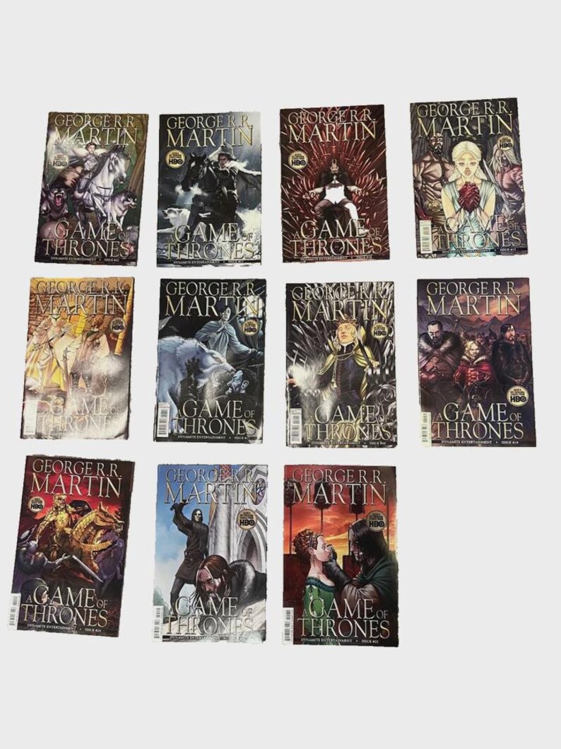 Może przedstawiać: Kolekcja dwunastu komiks&oacute;w z ilustracjami na okładkach i tytułem "A Game of Thrones" autorstwa George'a R.R. Martina. Okładki przedstawiają r&oacute;żne sceny i postacie z serii, z widocznym logo HBO.