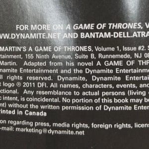 Może przedstawiać: Czarne tło z białym tekstem z książki. Tekst zawiera "GEORGE R.R. MARTIN'S A GAME OF THRONES, Volume 1, Issue #2" i adresy stron internetowych. Białe logo koguta znajduje się w lewym g&oacute;rnym rogu.