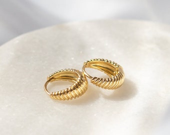Twisted stainless steel hoop earrings in croissant shape, gold-plated statement hoop earrings | TWIRL
