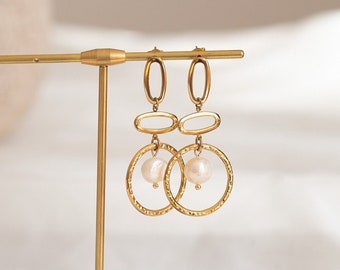 Geometric drop earrings made of 18-carat gold-plated stainless steel and freshwater pearls | NURIA