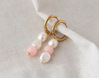 Hanging pearl earrings made of freshwater pearls and rose quartz gemstones, hoop earrings made of gold-plated stainless steel | ROSE