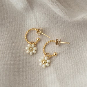 Gold-plated stainless steel hoop earrings with handmade flower pendant made of Miyuki beads, daisies | DAISY