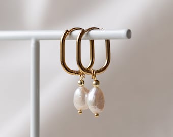 Gold-plated hanging earrings with removable pendants made of freshwater pearls | PHIA