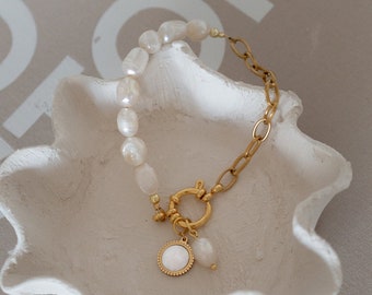 Timeless pearl bracelet with link chain and freshwater pearl pendant, gold-plated spring ring clasp | LINA