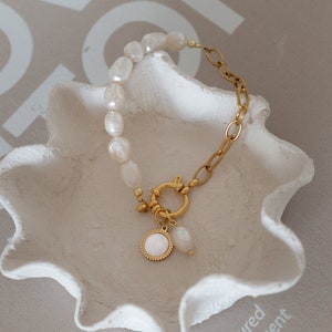 Timeless pearl bracelet with link chain and freshwater pearl pendant, gold-plated spring ring clasp | LINA