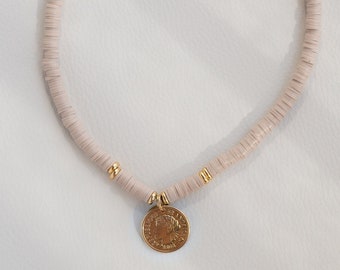 Heishi Perlenkette im Boho Stil mit goldenem Münzanhänger | Talia