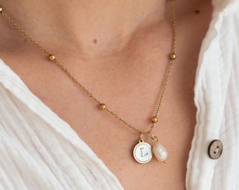 Personalized necklace with mother of pearl letter pendant and freshwater pearl pendant | CALLIOPE