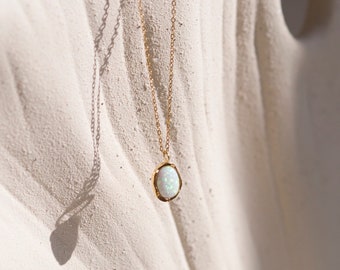 Zierliche Edelstein Halskette aus schimmerndem Opal, 18 Karat vergoldete Edelstahlkette | NIA