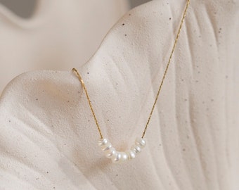 Dainty necklace made of small freshwater pearls, 18 carat gold-plated stainless steel chain | MAYA