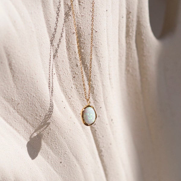 Zierliche Edelstein Halskette aus schimmerndem Opal, 18 Karat vergoldete Edelstahlkette | NIA