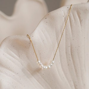 Dainty necklace made of small freshwater pearls, 18 carat gold-plated stainless steel chain | MAYA