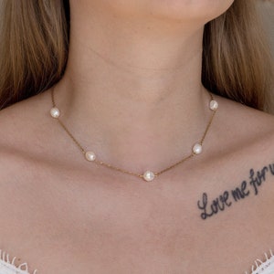 Fine necklace with freshwater pearls and gold-plated chain | Chloé