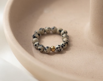 Elastic pearl ring made of Dalmatian Jasper beads | LEA