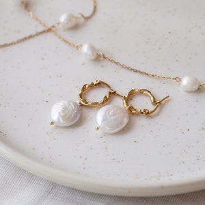 Gold-plated hoop earrings with freshwater pearl pendant | ZOE