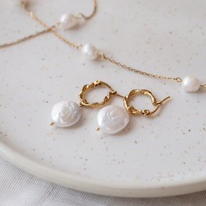 Gold-plated hoop earrings with freshwater pearl pendant | ZOÈ