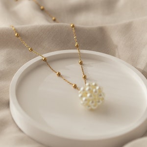 Filigrane Perlenkette mit Anhänger, vergoldeter Brautschmuck mit Perlen FAYE Bild 4