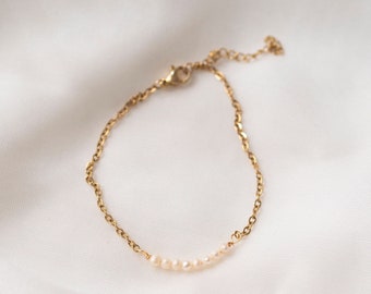 Dainty pearl bracelet made of small freshwater pearls and gold-plated stainless steel chain | THORA