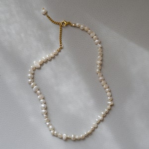Zierliche Perlenkette aus Süßwasserperlen und 24k vergoldetem Verschluss, Süßwasserperlen Choker PEARL Bild 2