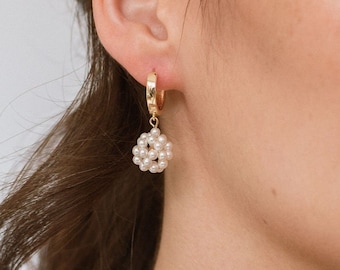 Hanging earrings with pearl pendants, gold-plated stainless steel hoop earrings | FAYE