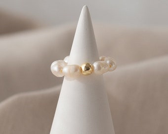 Handgemachter Perlenring aus Süßwasserperlen mit vergoldeter Edelstahlperle, elastischer Ring | EVE