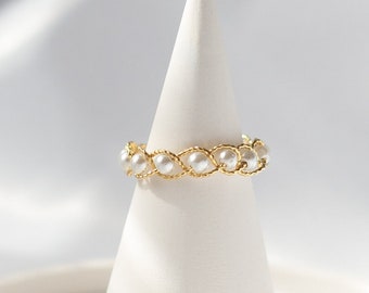 Handgemachter Ring aus 18k vergoldetem Draht und eingeflochtenen Perlen, allergikerfreundlich und kein Verfärben | BLISS