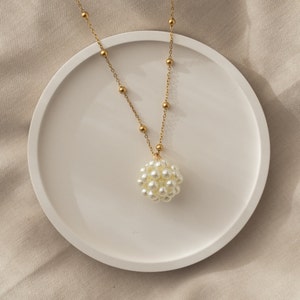 Filigrane Perlenkette mit Anhänger, vergoldeter Brautschmuck mit Perlen FAYE Bild 2