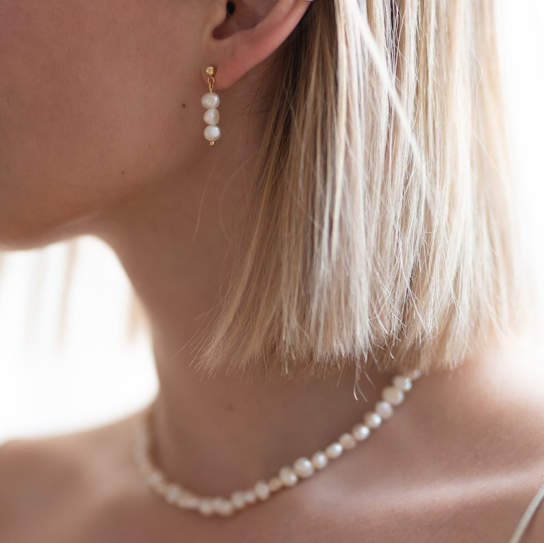 Boucles d'oreilles pendantes faites à la main composées de délicates perles d'eau douce et de clous d'oreilles en acier inoxydable plaqué or 18 carats ÉLA image 7