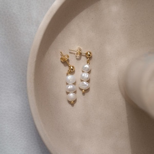 Handmade drop earrings made of delicate freshwater pearls and 18k gold-plated stainless steel studs | ELA
