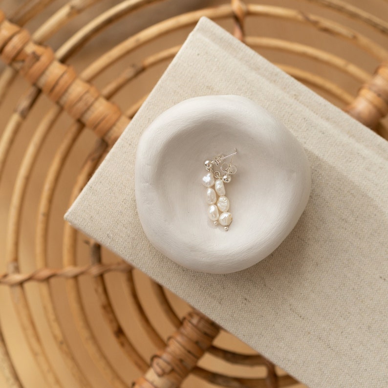 Boucles d'oreilles pendantes faites à la main composées de délicates perles d'eau douce et de clous d'oreilles en acier inoxydable plaqué or 18 carats ÉLA Silber