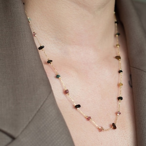 Zierliche Turmalin Halskette aus bunten Edelsteinen und 24k vergoldetem Verschluss, Kette aus Heilsteinen AURELIA Bild 8