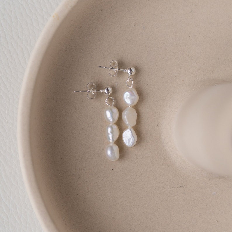 Boucles d'oreilles pendantes faites à la main composées de délicates perles d'eau douce et de clous d'oreilles en acier inoxydable plaqué or 18 carats ÉLA image 6