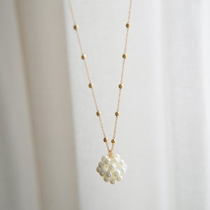 Filigrane Perlenkette mit Anhänger, vergoldeter Brautschmuck mit Perlen FAYE Bild 5