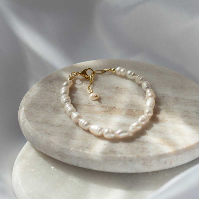 Pearl bracelet made of freshwater pearls and 24k gold-plated clasp EVE image 9