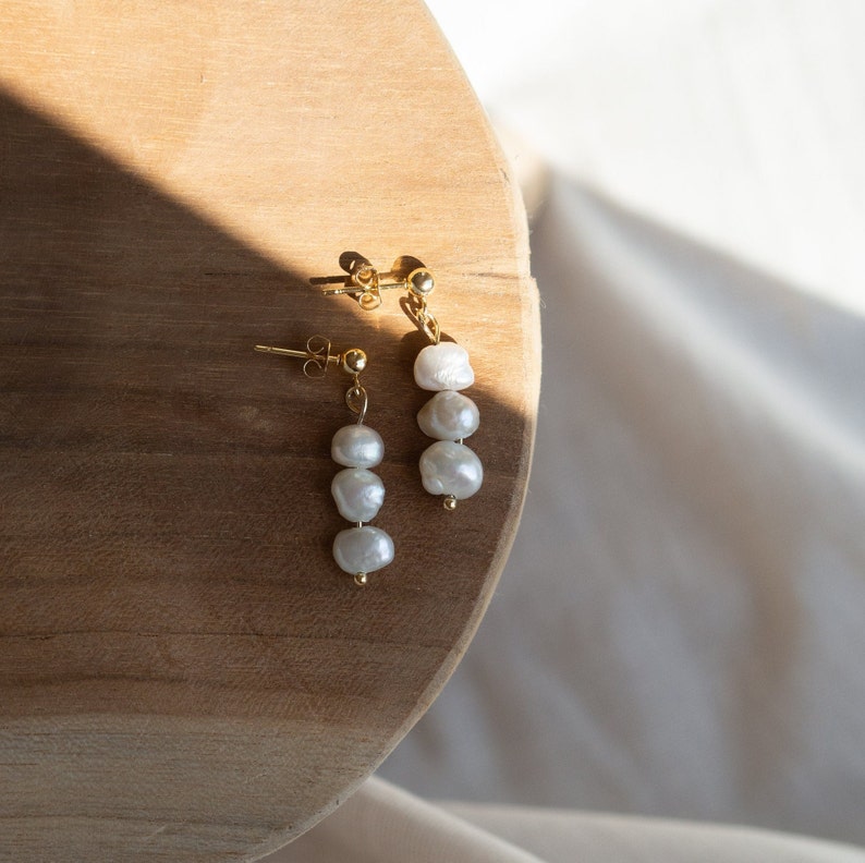 Boucles d'oreilles pendantes faites à la main composées de délicates perles d'eau douce et de clous d'oreilles en acier inoxydable plaqué or 18 carats ÉLA image 9