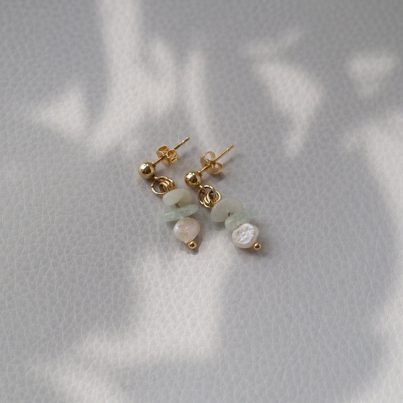 Elegant hanging earrings made of gold-plated stud earrings and pendants made of freshwater pearls and various gemstone beads HELENA Morganite