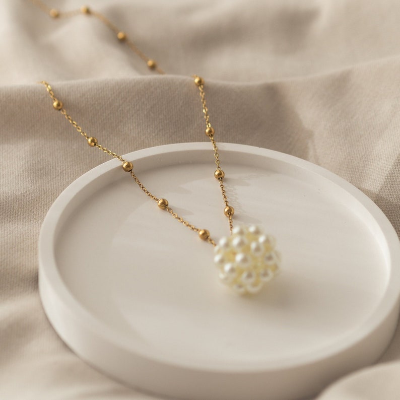Filigrane Perlenkette mit Anhänger, vergoldeter Brautschmuck mit Perlen FAYE Bild 4