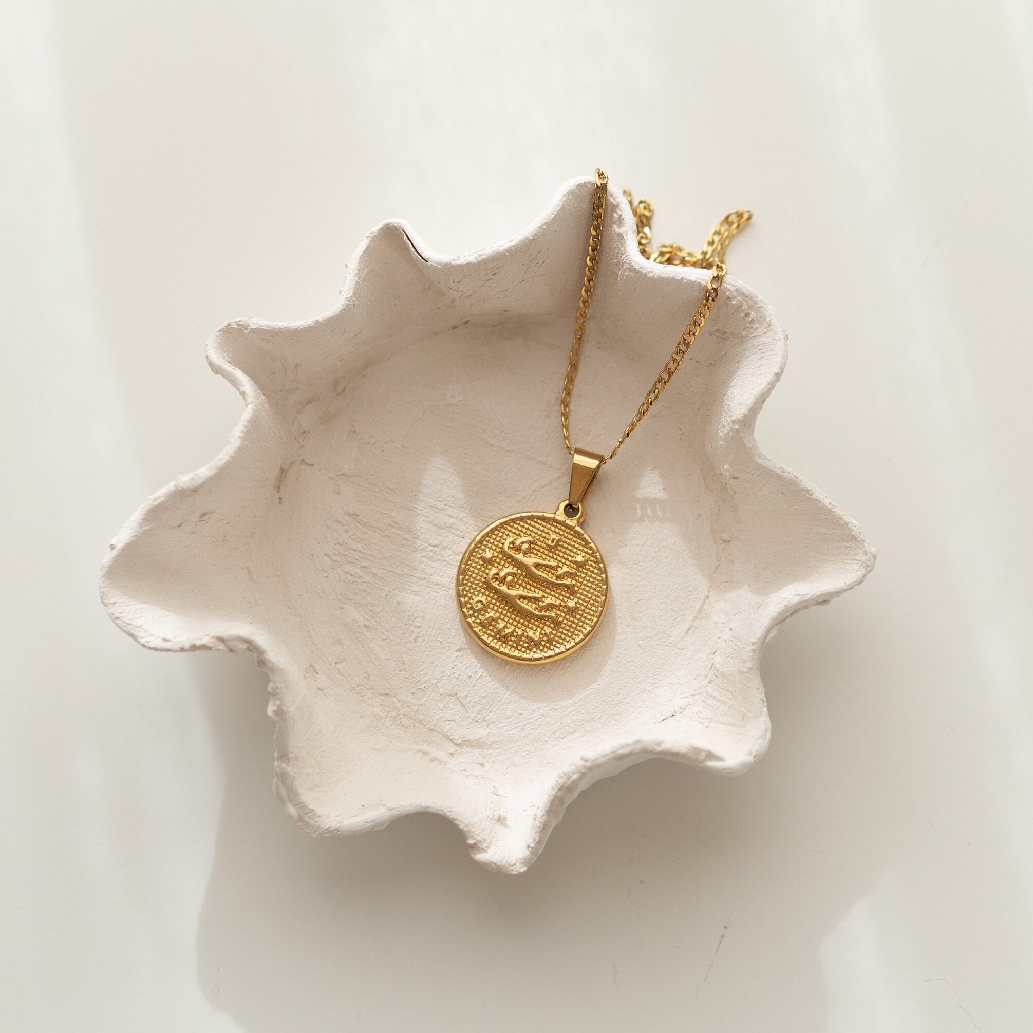 ゴールドメッキの星座ネックレス、大きなコインペンダント、占星術の意味を持つパーソナルジュエリー |ゾディアック - Etsy 日本
