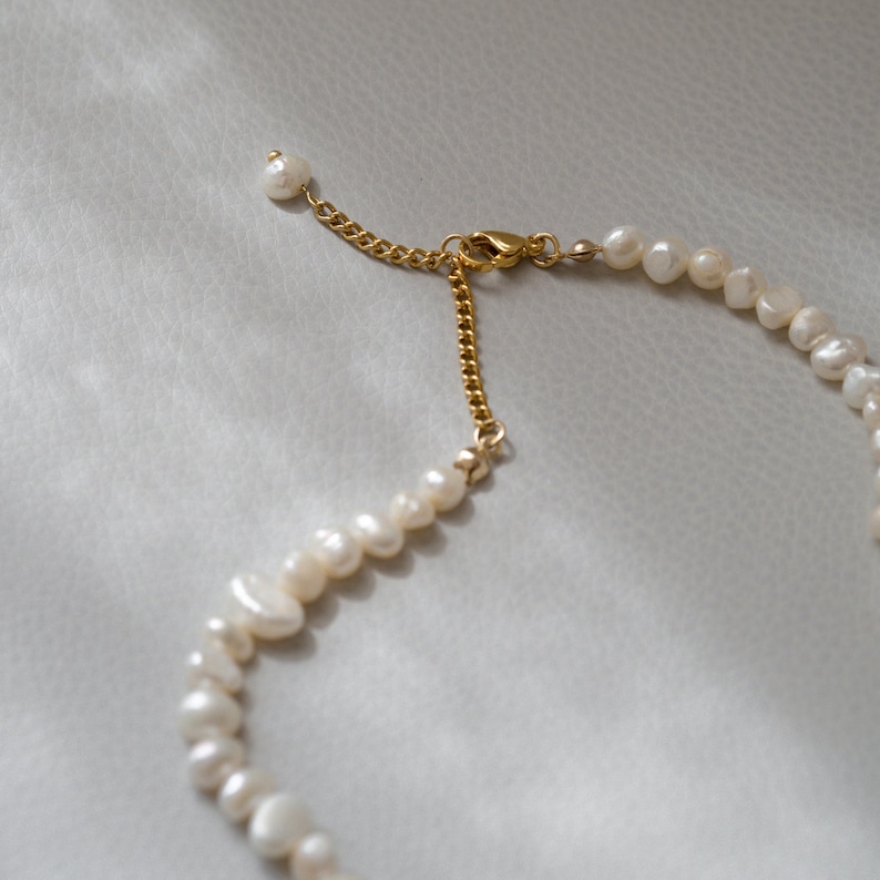 Zierliche Perlenkette aus Süßwasserperlen und 24k vergoldetem Verschluss, Süßwasserperlen Choker PEARL Bild 3