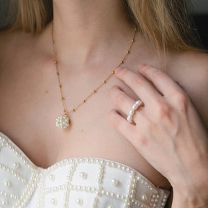 Filigrane Perlenkette mit Anhänger, vergoldeter Brautschmuck mit Perlen FAYE Bild 3