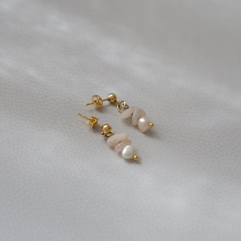 Elegant hanging earrings made of gold-plated stud earrings and pendants made of freshwater pearls and various gemstone beads HELENA Rosenquarz