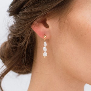 Boucles d'oreilles pendantes faites à la main composées de délicates perles d'eau douce et de clous d'oreilles en acier inoxydable plaqué or 18 carats ÉLA Gold