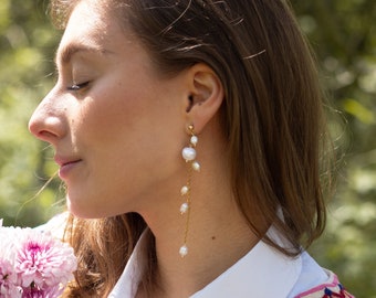 Long drop earrings made of freshwater pearls and 18 carat gold-plated stainless steel chain | HERA