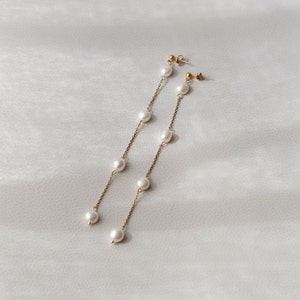 Drop earrings made of freshwater pearls and gold-plated stainless steel chain | Chloé