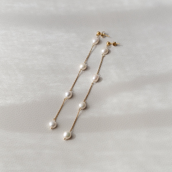 Freshwater pearl drop earrings and gold-plated stainless steel chain | Chloé