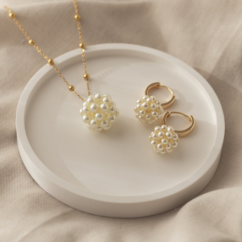 Filigrane Perlenkette mit Anhänger, vergoldeter Brautschmuck mit Perlen FAYE Bild 9