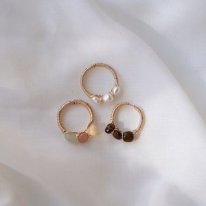 Anillo de perla hecho a mano con alambre bañado en oro de 18 quilates y piedras preciosas envueltas, hipoalergénico y resistente al deslustre | PHOEBE