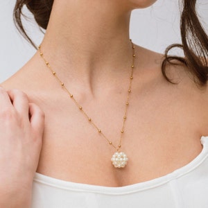 Filigrane Perlenkette mit Anhänger, vergoldeter Brautschmuck mit Perlen FAYE Bild 1