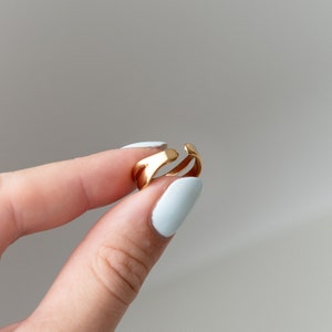 Minimalist ring in gold or silver, adjustable size WAVE image 4