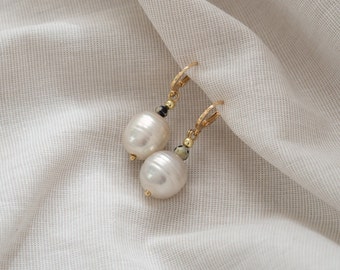 Gold-plated hoop earrings with pearl pendants made of freshwater pearls and Dalmatian jasper beads | LEA